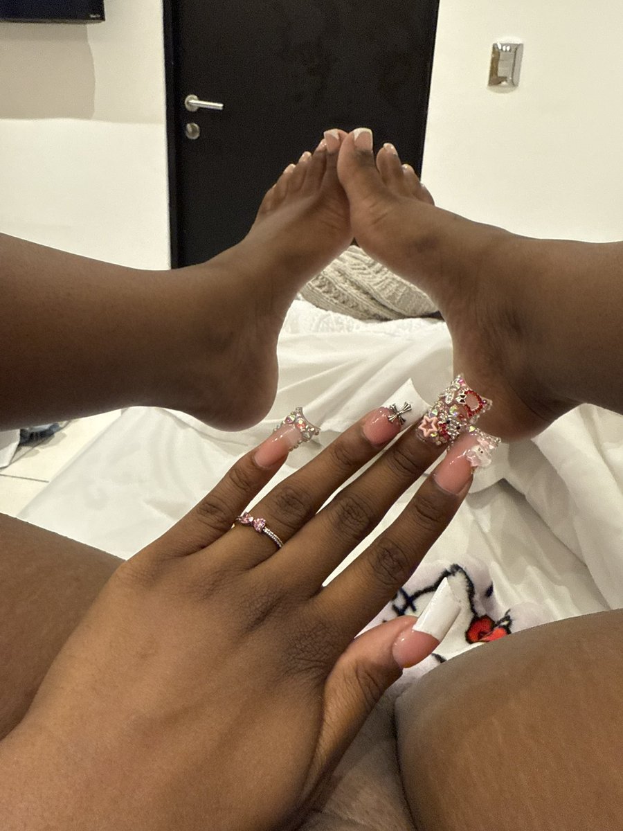 adaprudyy's tweet photo. He paid for my nails, so I sent him a picture of the nails. https://t.co/BiS3AMsLuT