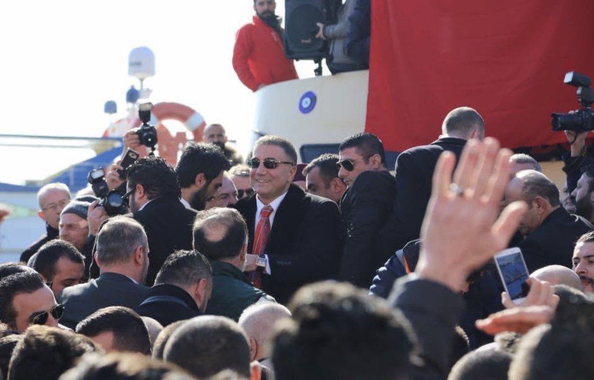 Hikmetcicekk's tweet photo. Zindan iki hece, Mehmed'im lâfta!
Baba katiliyle baban bir safta!
Bir de, geri adam, boynunda yafta...
Halimi düşünüp yanma Mehmed'im!
Kavuşmak mı? .. Belki... Daha ölmedim!
Mehmed'im, sevinin, başlar yüksekte!
Ölsek de sevinin, eve dönsek de!
Sanma bu tekerlek kalır tümsekte!
Yarın, elbet bizim, elbet bizimdir!
Gün doğmuş, gün batmış, ebed bizimdir!

BİR UMUTTUR YAŞAMAK 🇹🇷

REİS SEDAT PEKER 🇹🇷

#SedatPeker