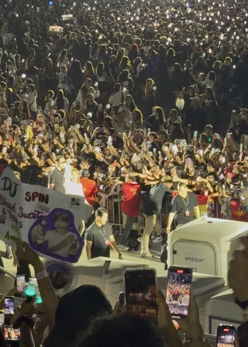 lisabyjin's tweet photo. me sigue dando bronca la WEBONA QUE LEVANTÓ SU CARTEL Y ME TAPÓ CASI TODA LA VISTA DE LOS CHICOS EN IDOL POR MI TRIBUNA https://t.co/iU543dAPd5