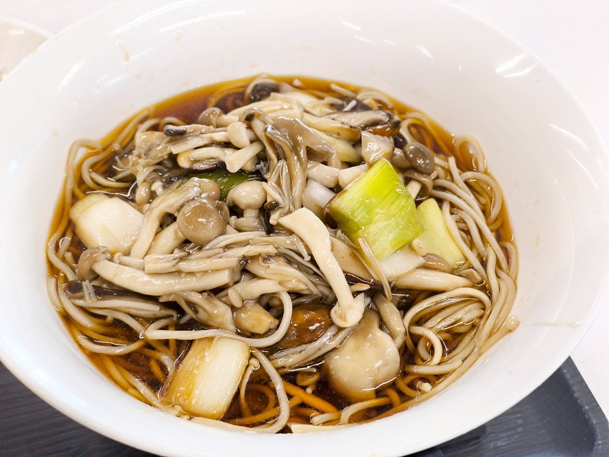 RAKUsyuro's tweet photo. 🐫今日のお昼ごはん
とうとう雪が降る季節になりましたね❄
きのこたっぷりのお蕎麦に、サクッとしたかき揚げ丼🍄🍚
まろやかな水菜のマヨ和えも添えて、ほっと満足できるランチでした😋✨
#札幌 #東区 #楽 #RAKU #就労支援B型
#今日のお昼ごはん https://t.co/yEGNMxwoga