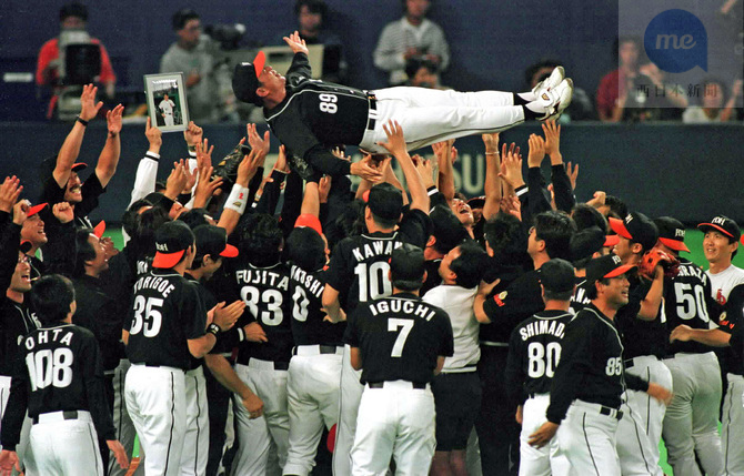nishinippon_dsg's tweet photo. 【あの日】ダイエーホークスが初の日本一＝1999年10月28日

1999（平成11）年10月28日、福岡ダイエーホークスが日本シリーズで中日を破り、創設11年目で初の日本一に輝きました。 https://t.co/O4srkHGjzp