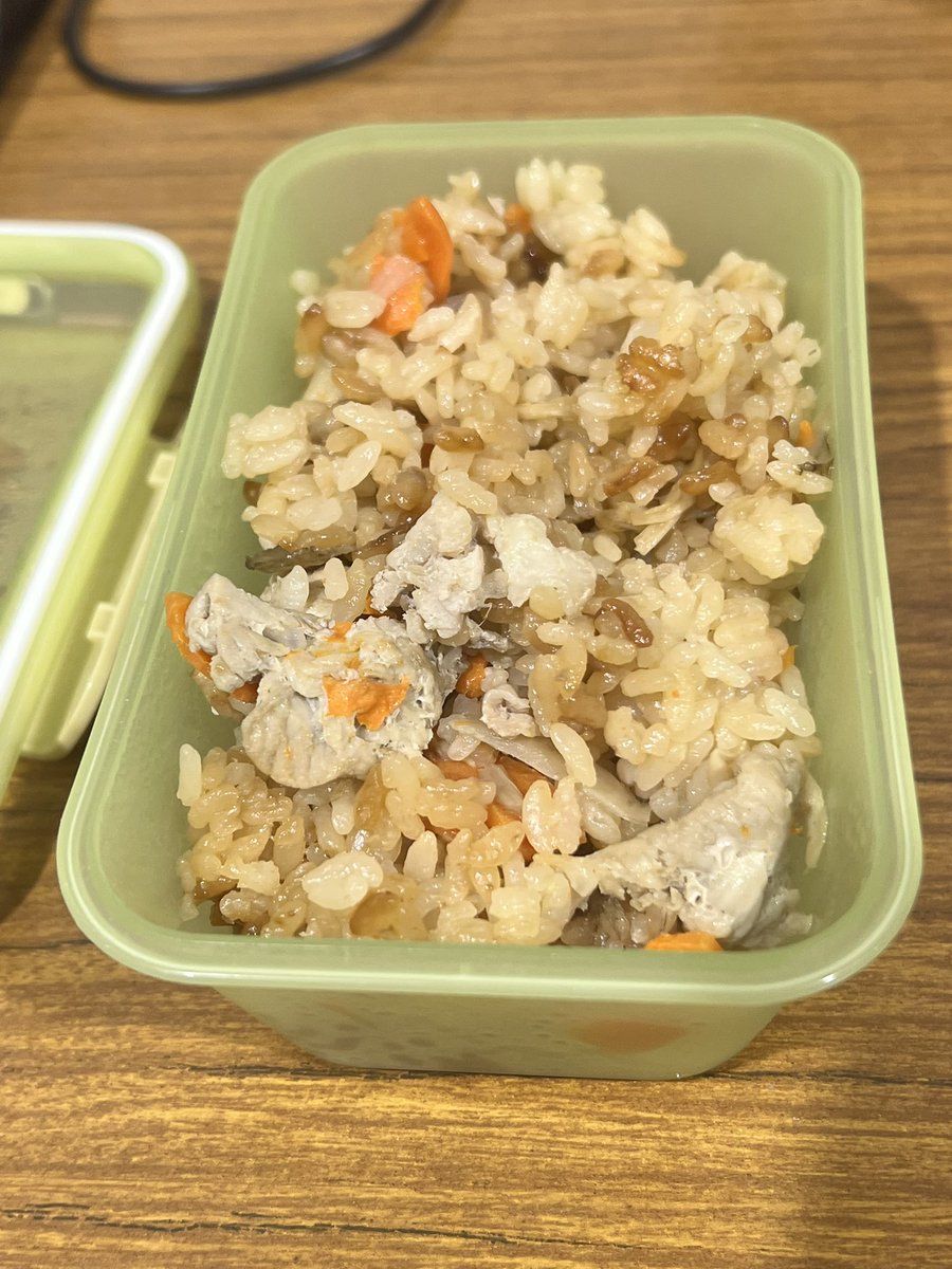 Ei_shot's tweet photo. 弁当に一昨年の炊き込みご飯持って来た！
味噌汁もあったからこれで完璧ですね👌 https://t.co/SwfqV5bkYj
