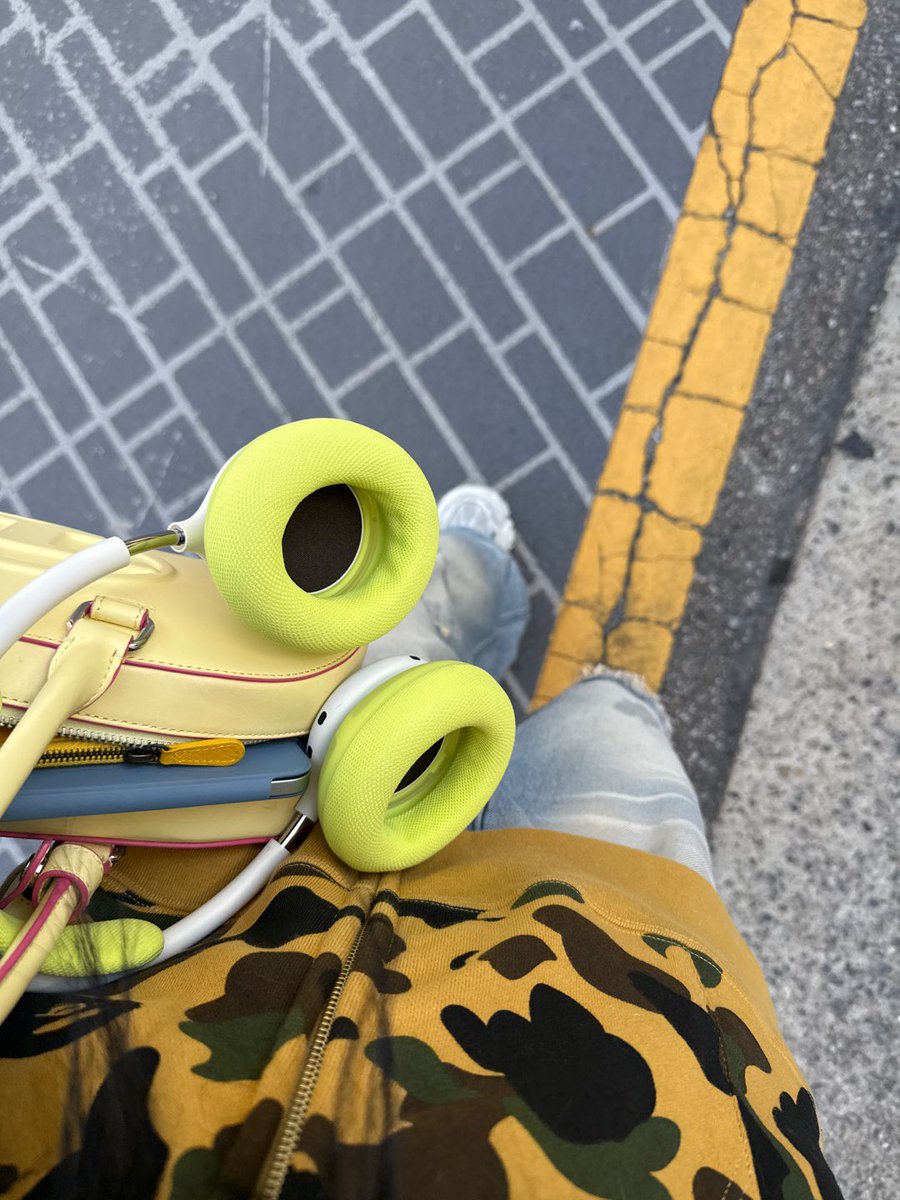 xon2oe's tweet photo. 이분은가방이저거밖에없으신가요?..이러고잇엇는데
저쪼매난 가방에 꾸역꾸역
아이패드넣고 지퍼 못닫은거 왤케웃낌ㅋㅋㅋㅋ
냐읹님..항상밥잘챙겨드시고 화이팅이요ㅠㅠㅠ https://t.co/Yydf6FCSka