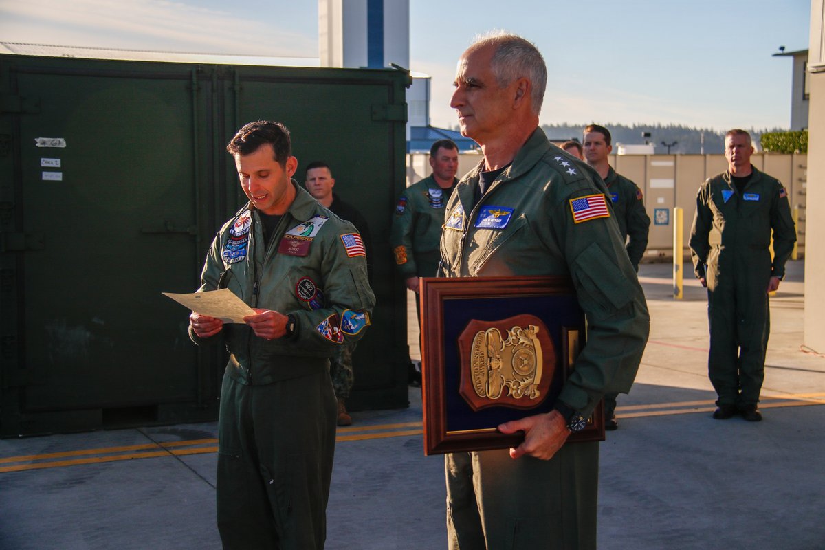 flynavy's tweet photo. Vice Adm. Douglas Verissimo, commander, Naval Air Forces, engages with and recognizes Sailors on Naval Air Station Whidbey Island, Washington!

U.S. Navy photos by Mass Communication Specialist 2nd Class Andy Anderson

#usnavy #NavyReadiness #flynavy https://t.co/WQI18O7IP0