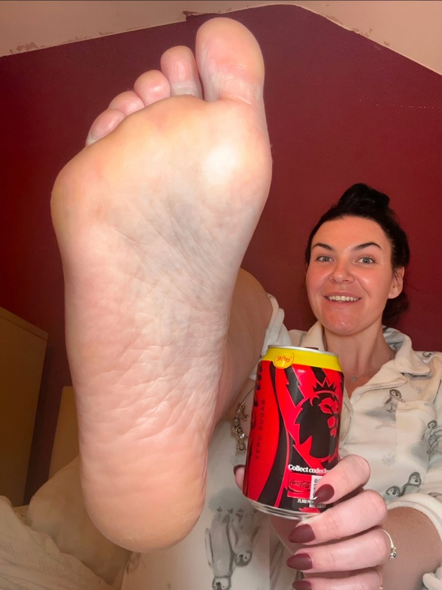 RealCharlieMill's tweet photo. Some of the world's LARGEST Female feet right here.... https://t.co/KFH1fUBxtB