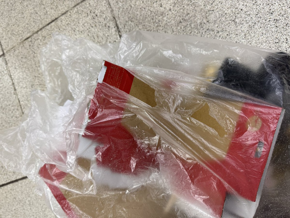 takizawa0914's tweet photo. 【今日のごみトリビア】
ピザの箱は角が袋を破ってしまうので、台所に置いて、お皿洗いすると濡れるので、握るとソフトボール大くらいの大きさになるので、捨てる時にコンパクトになりますよー！軽く乾かして可燃ごみにお出しください！ https://t.co/3rJTV678GV