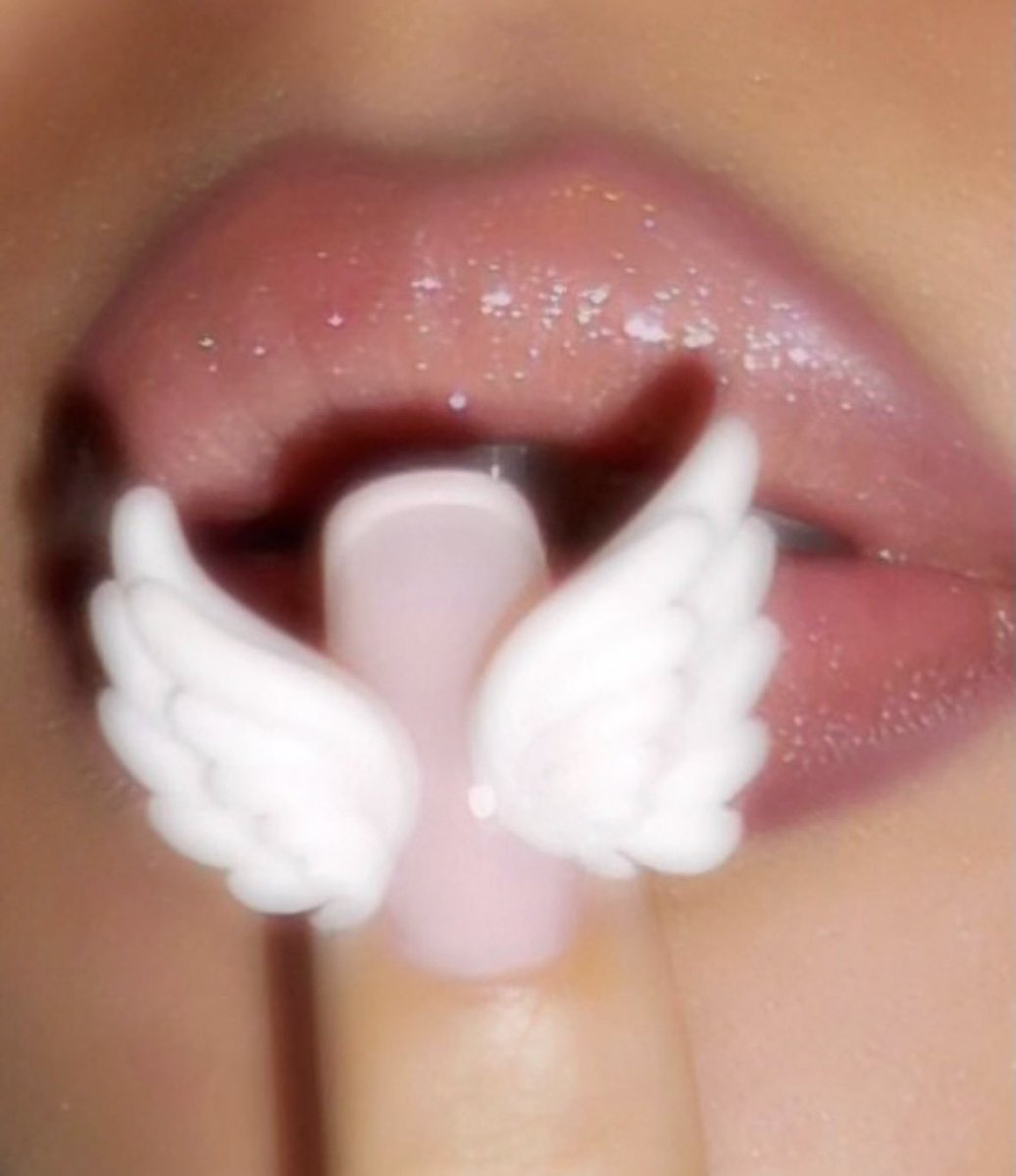 Superwomanwx's tweet photo. 3D angel wing nails🪽 https://t.co/BL6WKOFdoV