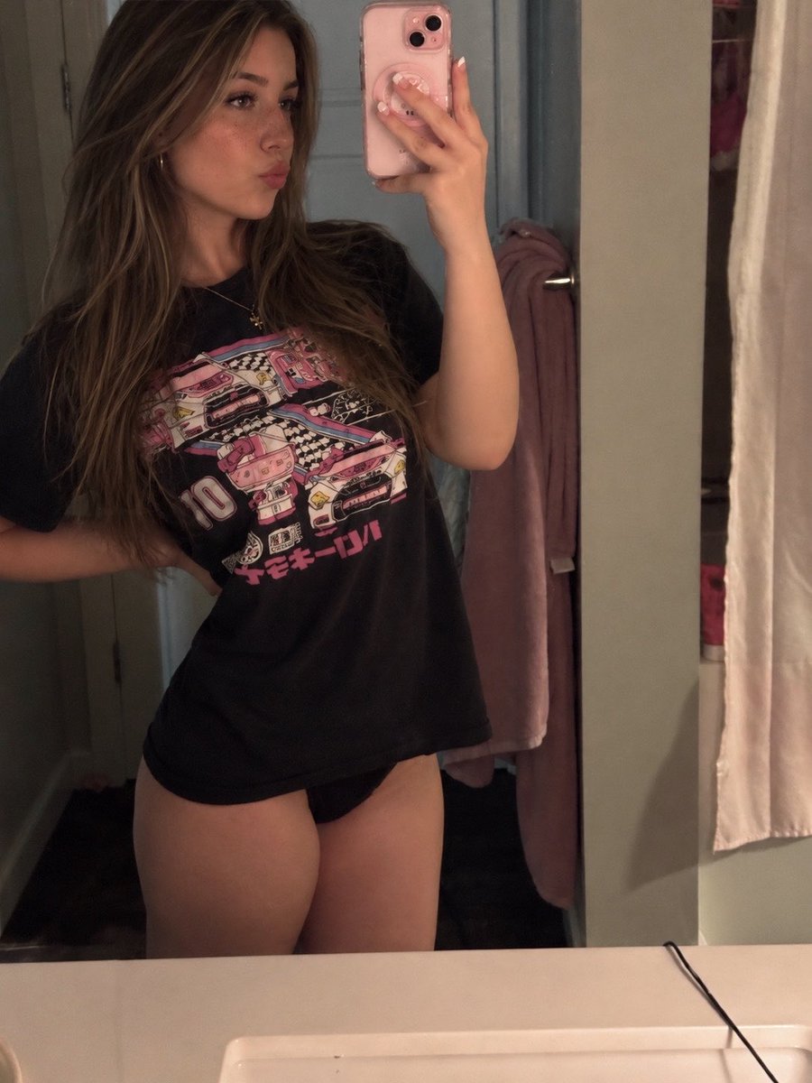 zoeydollface's tweet photo. Who’s 🍆 is bigger than 4 inches?  I’ll rate it for free I’m so boredddd, dm’s open 😩 

#horny #dickrate #cockrate #goon #nsfwtwt #gooning https://t.co/OoQaMXgLyU