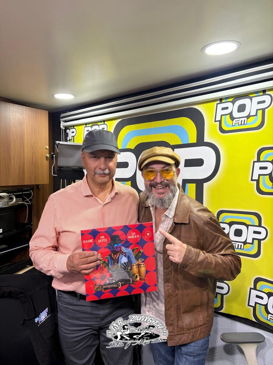 amrzuarth's tweet photo. ¡¡¡MUCHAS GRACIAS A MI AMIGO, BERNARDO QUESADA!!! @BernardoQues POR ESTE GRAN VINILO QUE ME REGALÓ Y POR SU VISITA A LA CABINA DE #SalsayAlgoMás
⚡️YA NOS VAMOS!!! REGRESO MAÑANA EN VIVO POR @popfm_mx
.
.
.
#SalsayAlgoMás162 #RumboaLos40 #SalsaParaTodos #ElQueSabeSabe https://t.co/pqZvoaaS5g