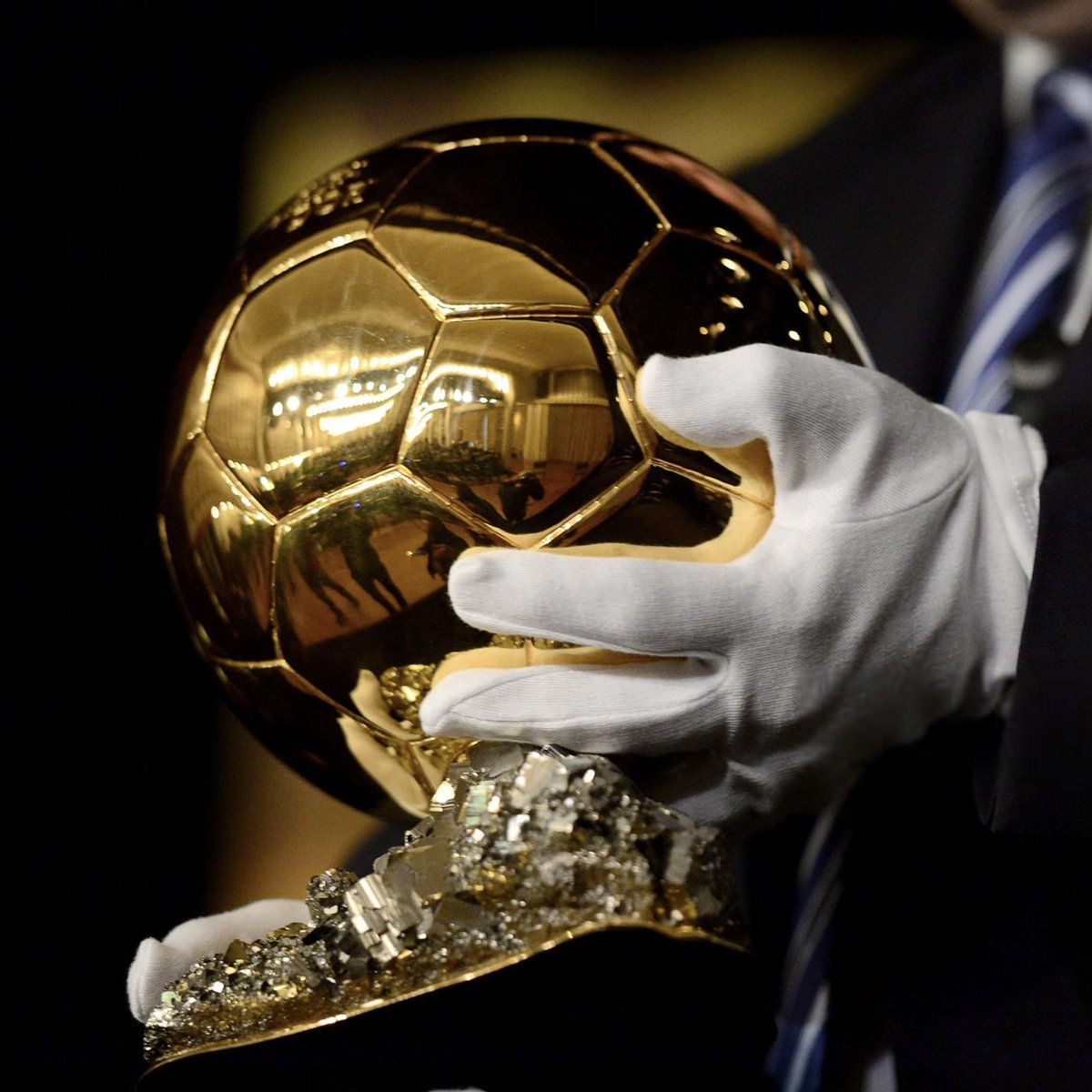 ActuFoot_'s tweet photo. 🚨 SAMIR NASRI 🇫🇷 TACLE LES JOUEURS QUI FONT CAMPAGNE POUR REMPORTER LE BALLON D’OR ! 🌕👇

« POUR MOI, QUAND TU FAIS CAMPAGNE, C’EST QUE TU SAIS QUE TA CANDIDATURE N’EST PAS SOLIDE ! ❌ 

Normalement, quand Karim Benzema prend le Ballon d’Or, est-ce que tu l’as vu faire une interview pour dire : “Ouais, je pense que…” ?

Parce que tu sais que SUR LE TERRAIN, TU AS TOUT FAIT !

Et que LE BALLON D’OR, C’EST UNE ÉVIDENCE !

Même Ousmane Dembélé, l’année dernière, IL N’A PAS FAIT DE TRUCS. C’EST LE CLUB QUI A FAIT POUR LUI ! »

🎙️ @affranchistalk