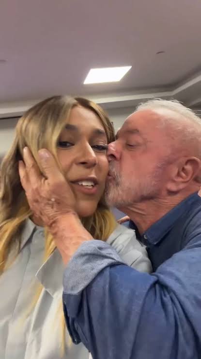 MarkDeReborn11's tweet photo. ÚLTIMA HORA: El ex presidiario de Brasil Lula Da Silva agarra a besos al diputado transexual Erika Hilton. Igual de degenerado que Gustavo Petro y López Obrador! 🇧🇷 https://t.co/IHNYD0GpiI