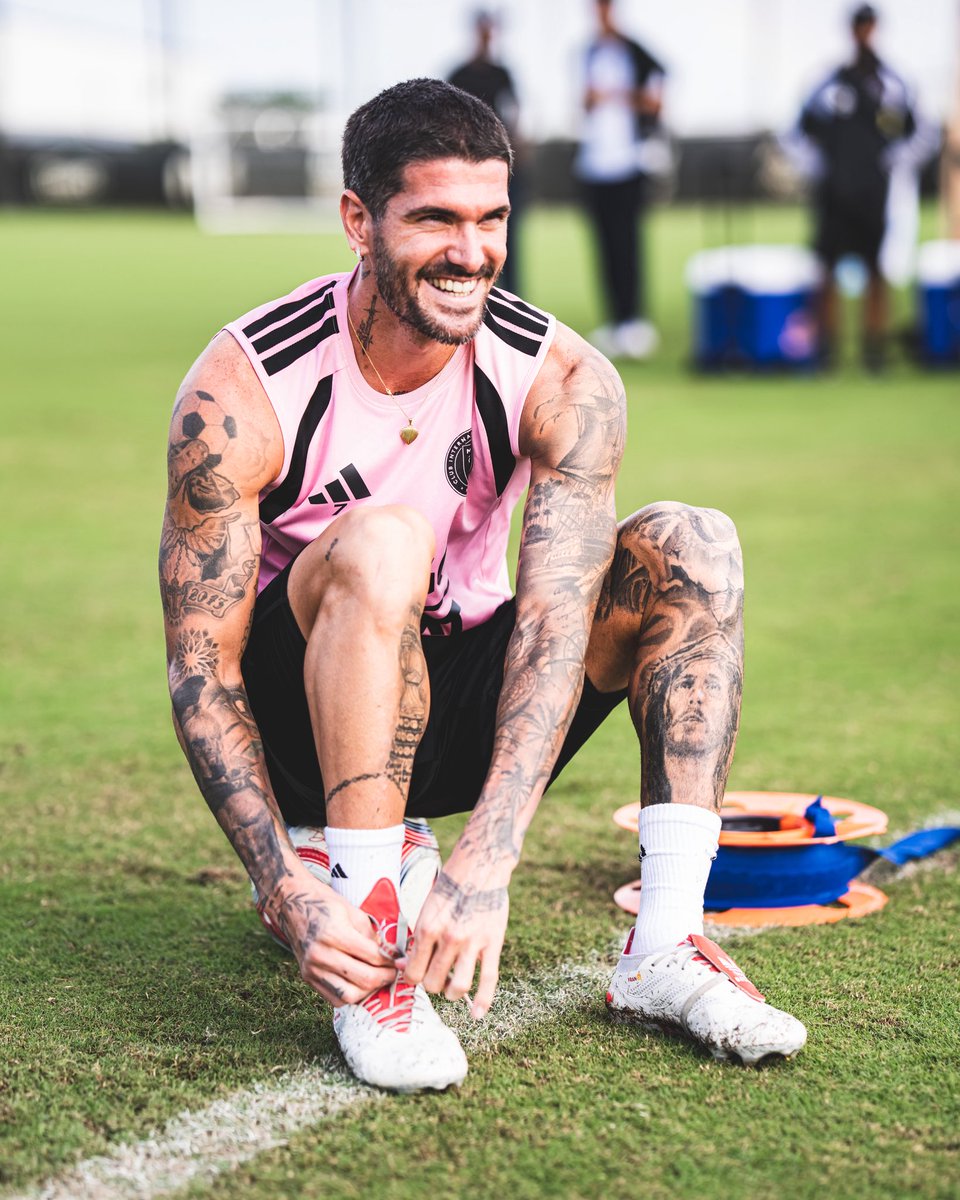 InterMiamiCF's tweet photo. Cada gota de sudor cuenta. ☀️💪 https://t.co/WYdeHtRr5g