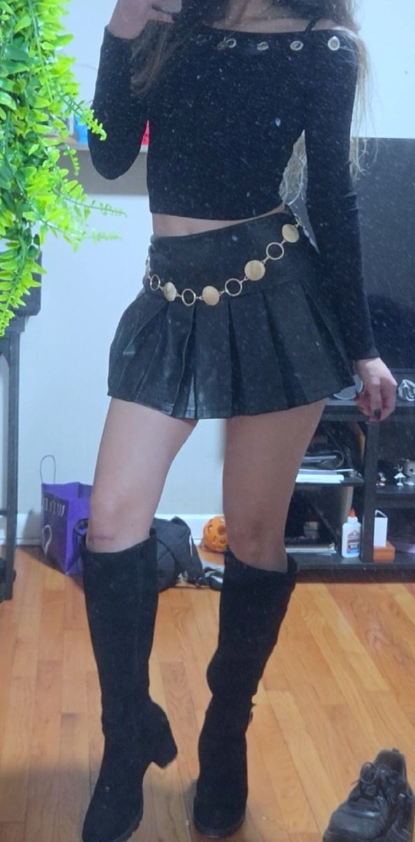 Annalune01's tweet photo. Lista para irme, y debo tomar trasporte público justo a esta hora que debe estar lleno... la falda estara cortica? 😘 https://t.co/TZZ1VlT8N3