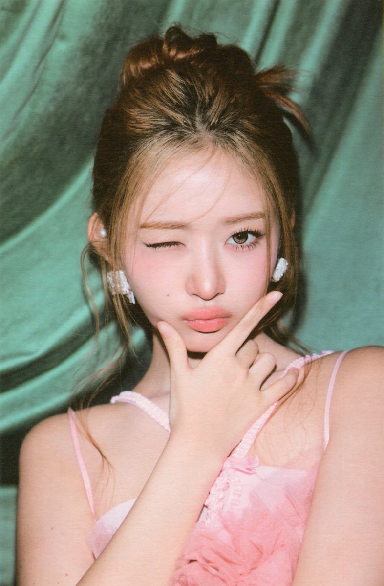 first_iz121's tweet photo. The Resonance : Romantic Irony (1) #레이 #아이브 #IVE https://t.co/ATvKPkiVBW