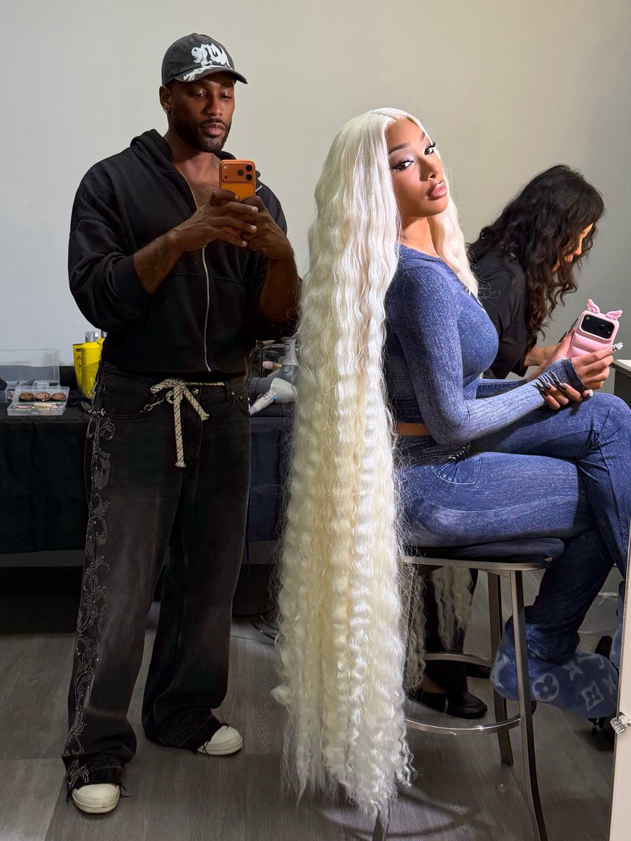 Standing4Megan's tweet photo. Custom 50" hand made wig by Kellon -via Kellon Deryck IG

He so talented..and OMG she just gets finer with every post😍😍😩 https://t.co/2OaBDvdbZI
