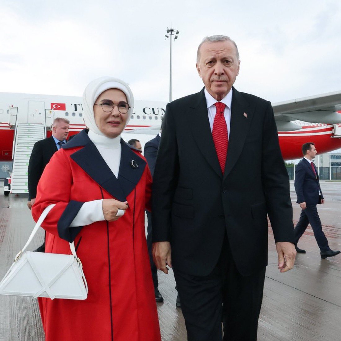 elifideali's tweet photo. 🔴 Azerbaycanlı gazeteci Etibar Süleymanlı: 

“İyi ki Sayın Emine Erdoğan, Azerbaycan’daki başörtüsü yasağı hakkında tek kelime etmedi…

Sayın Erdoğan ucuz atlattı!” https://t.co/QCUG0rBLik