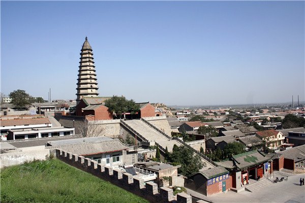 ukey705's tweet photo. Close-up of Dougong brackets of Mahavira Hall in Longxing Temple, Xinjiang, Shanxi. Ancient wooden structure, exquisite Song-Jin painted sculptures inside, behind the hall stands 13-storey octagonal brick Longxing Pagoda. https://t.co/oQ4kt7vwRz