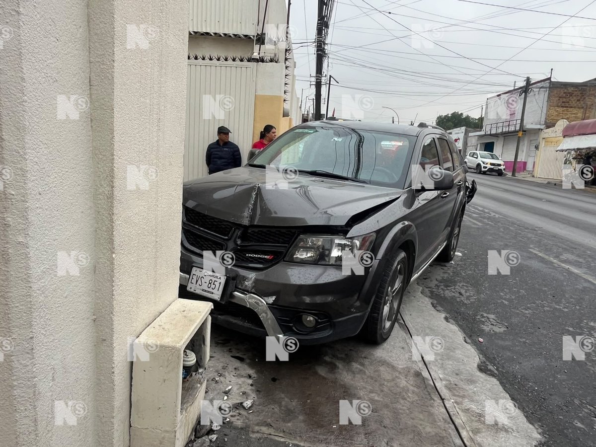 nSaltillo's tweet photo. 🚨 CAMIÓN DE CERVEZA EMBISTE CAMIONETA Y LA PROYECTA CONTRA BARDA

Un camión, propiedad de una empresa cervecera, provocó un aparatoso accidente en la Zona Centro de #Saltillo, al derrapar sobre el pavimento mojado y estrellarse contra una camioneta estacionada, que terminó impactada contra la fachada de una iglesia.

Fue en el cruce de Mariano Abasolo y Patricio Quinn, donde el exceso de velocidad provocó que el repartidor perdiera el control de la unidad.

Por fortuna, no se reportaron personas lesionadas, aunque los daños materiales fueron considerables.