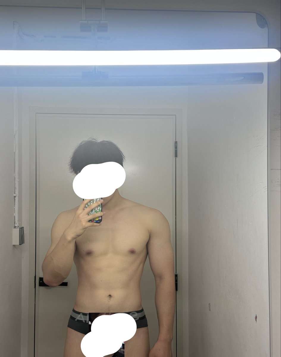 YYLiang0322's tweet photo. 好焦虑的身材 我要成肌肉男 虽然已经进步一些了呜呜 https://t.co/dLKxQYoYOM