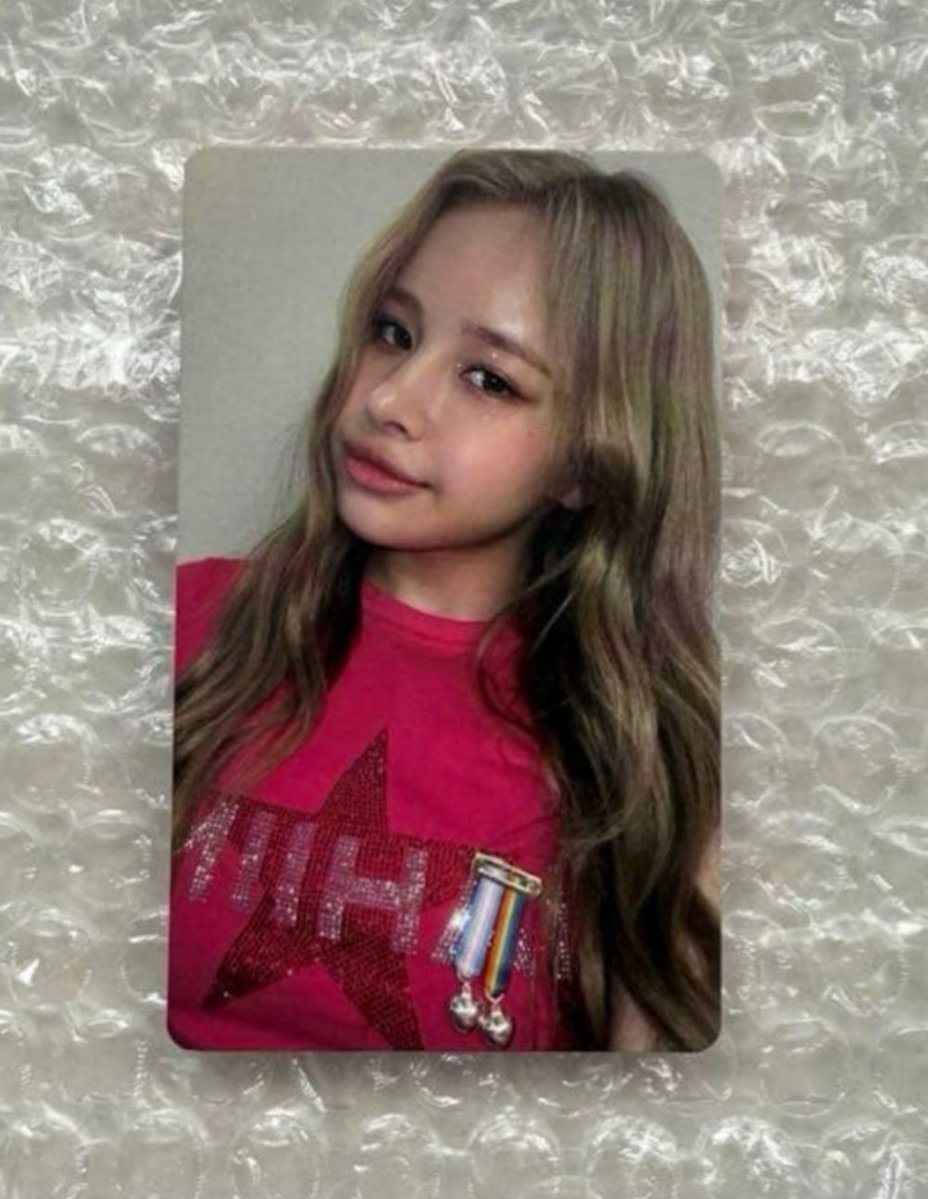 Aurlizzie's tweet photo. Fato interessante do XG:

Eles já lançaram dois photocards oficiais da Harvey em 2023, onde ela tá usando broches da bandeira lgbt e trans, 2 anos antes do Coco se assumir. https://t.co/Mid8UoUvpq