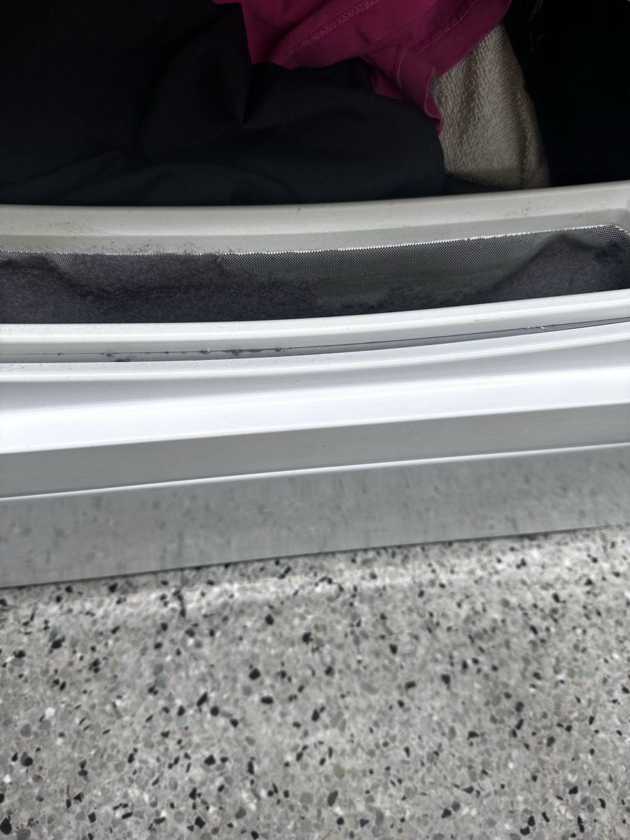 ShabP51982's tweet photo. Après avoir mis mes habits dans les 2premières machines pour sécher,je suis montée. Je reviens, je vois la première machine est vide, 2eme machine les habits sont  là. Un choc..j’essaie de voir la 3ème machine et la j’ai retrouvé mes habits déplacé de première machine au 3ème.👇🏼 https://t.co/7e1dN7533X