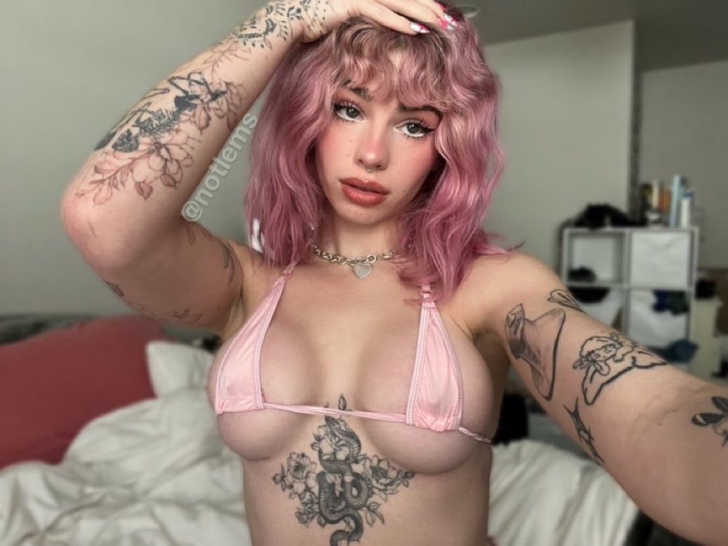virusprincess69's tweet photo. Who else wants to hand me there account 🤭 

I even collected high tier “dommes”😈 https://t.co/6KpRVMSI31