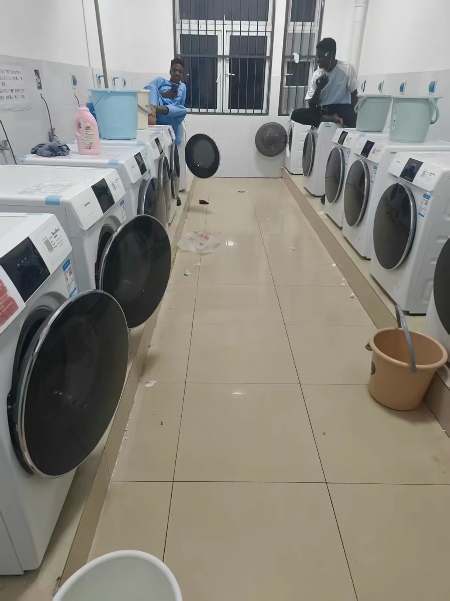 bigjusir's tweet photo. 武汉外语外事职业学院，黑人留学生已经猖獗到坐在洗衣机上刷手机

黑大人漂洋过海来上大专不说，直接骑在国人脸上了，这就是小粉红口中需要引进的“外国优秀人才”！ https://t.co/1pgv19dW5N
