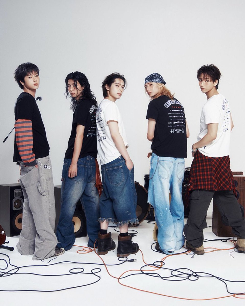txxnxxjjoo's tweet photo. THEVINYLHOUSE × Xinary Heroes
더바이닐하우스 x 엑스디너리히어로즈 https://t.co/dxawL4MGfp