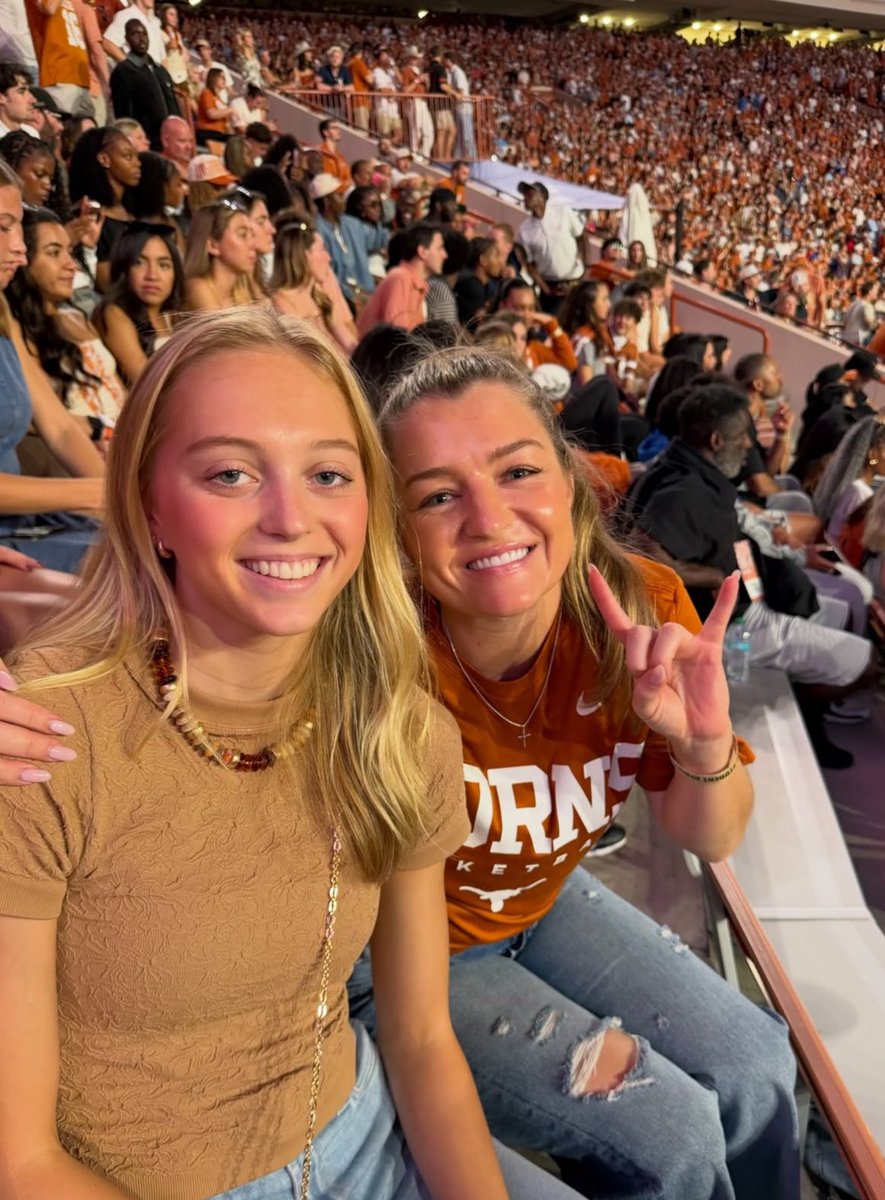 EJayArrow's tweet photo. 4⭐️ recruit Meg Moore (ranked #23 in the Class of 2028) at Texas this past weekend. https://t.co/QHs4adLfue