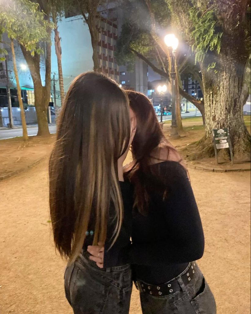 majololbluu's tweet photo. ustedes besan agarrando así como la de la izquierda o como la de la derecha?? https://t.co/EesryXFFF3