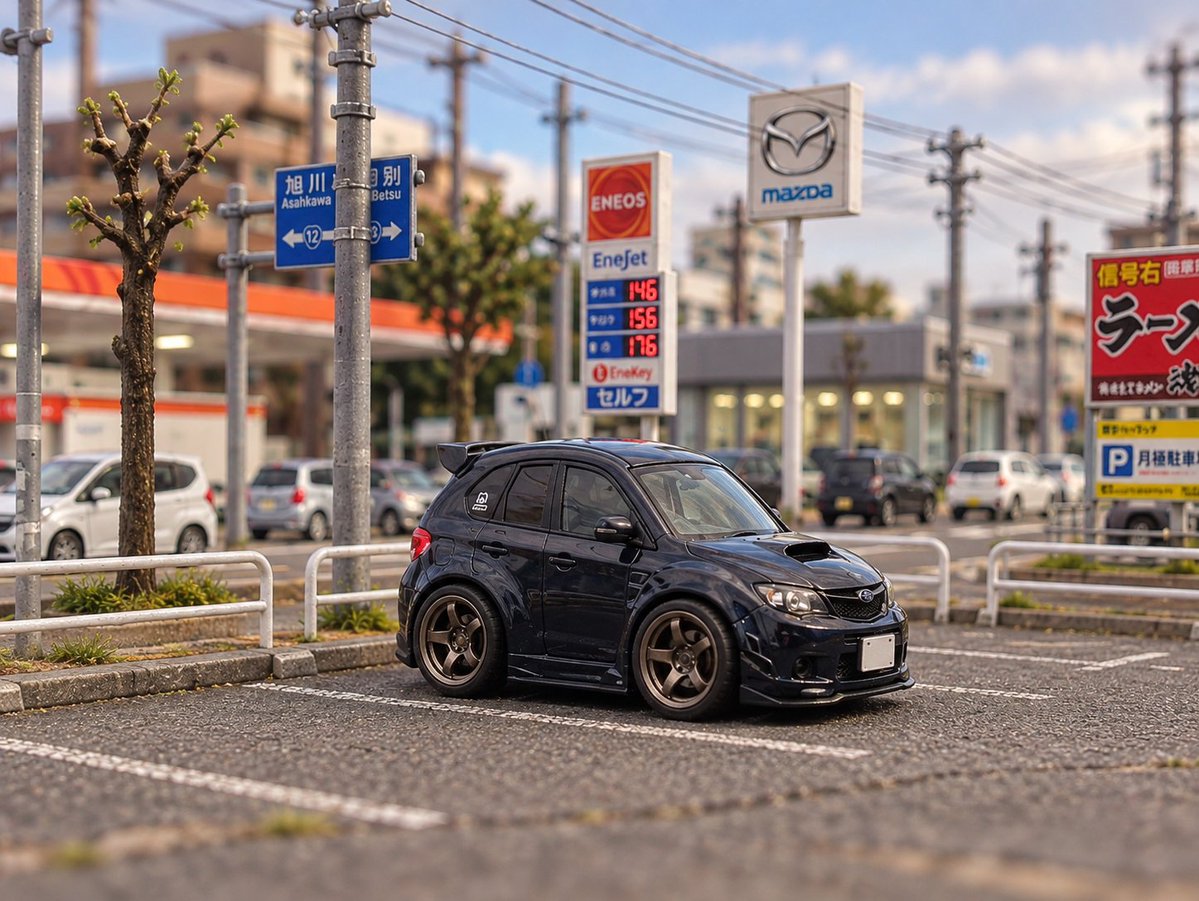 s61sti0175's tweet photo. 愛車をチョロＱっぽくするための
プロンプトを作成しました😇
背景もチョロＱの世界観に合わせて、
ジオラマ感が出るようになっています。

引用で皆さんのチョロＱを見せてください！

👈チョロＱ　　　元画像👉

------以下コピー👇------

添付された写真をもとに、愛車を「チョロQのようなデフォルメカー」に変換し、背景も同じ縮尺の精密なミニチュアジオラマとして再構築してください。「小さな模型の街に、自分の愛車が停まっている」ような、かわいくて写実的な作品にしてください。

【愛車のプロポーション】
車体の前後方向の長さを元の約60％を目安に短縮し、前輪と後輪の間隔を大きく詰めてください。ボンネットとリアを短く、キャビンは相対的に高く大きく、車幅は広く見せて、ころんとした寸詰まりのシルエットにしてください。
タイヤの外径を元の約1.4���を目安に拡大し、タイヤ幅も太くしてください。元のホイールデザインを維持したままホイールも拡大し、フェンダーを自然に調整してください。

画像を平面的に押し潰すのではなく、整合性のある立体として作り直してください。タイヤは真円を保ち、車体との干渉を避け、ひと目でチョロQ化した愛車だと分かる大胆な比率にしてください。

【愛車固有の特徴】
車種、ボディカラー、塗り分け、ヘッドライト、グリル、エンブレム、窓の形、ホイールの意匠、エアロ、スポイラー、ステッカー、カスタムパーツを可能な限り忠実に残してください。

車体は高級なコレクションモデルのように精密に仕上げてください。深い艶のある塗装、自然な映り込み、透明感のあるガラス、金属のホイール、ゴムのタイヤなど、素材の違いが分かる写実的な��感にしてください。
【背景のミニチュア化】
元の写真の場所や��景の特徴、建物や道路の配置を活かし、周囲の環境全体を、愛車と縮尺のそろった手作りの精密ジオラマに置き換えてください。

建物は塗装された模型の壁や小さな窓を持つ建築模型に、看板は小さな印刷パネルに、ガードレールや電柱は精密な模型パーツにしてください。樹木や植え込みが写っている場合は、細かな模型用の葉やスポンジ素材で作られたような質感にしてください。背景の車も同じ世界のミニチュアとして描写してください。

路面は細かな粒子で仕上げた模型用の舗装とし、白線や縁石も縮尺に合った繊細な仕上がりにしてください。実物大の粗い砂利や巨大なひび割れは避けてください。
単に背景をぼかすだけではなく、ピントが合っている部分からも「実際に組み立てられた小さな模型の世界」と分かる素材感と細部を表現し��ください。模型としての上品な簡略化を加え、愛らしく、丁寧に作り込まれた風景にしてください。

【撮影と構図】
小さなジオラマ���マクロレンズで接写したような写真にしてください。元の写真の車の向きと撮影方向を基本に、車体全体が収まり、主役として大きく見える構図に整えてください。

車体とその足元にはしっかりピントを合わせ、手前と遠くの背景は浅い被写界深度で自然にぼかしてください。車の輪郭に沿った不自然なぼかしではなく、カメラからの距離に応じた光学的なボケにしてください。

柔らかな光で車体の立体感と模型の素材感を引き出し、タイヤの接地、影、ガラスや塗装の反射を自然にそろえてください。かわいらしい造形と、本物の模型を撮影したような説得力を両立してください。

【避けること】
普通の実車のままの長い車体、単に車を縮小しただけの表現、実物大の背景に車だけが置かれた縮尺の不一致、車種や色の変更、ホイール意匠の変更、楕円形のタイヤ、余分な車輪、パーツの重複、車体や建物の歪み、過剰なプラスチック感、アニメ塗り、顔や目の追加���余計な文字や透かしの追加。ナンバープレートは文字のない無地にしてください。

----ここまで-----