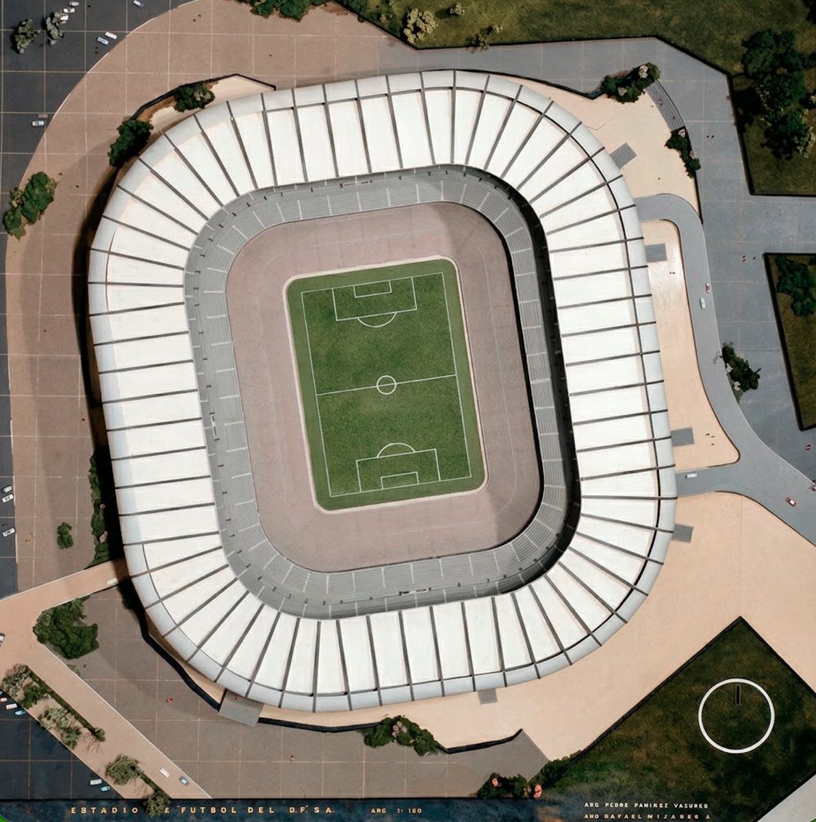 MXESTADIOS's tweet photo. Maquetas del Estadio Azteca, que fueron utilizadas durante la presentación del proyecto, en 1962.
Como se aprecia, el diseño original contemplaba una cubierta color blanco. https://t.co/RovVRvp50c