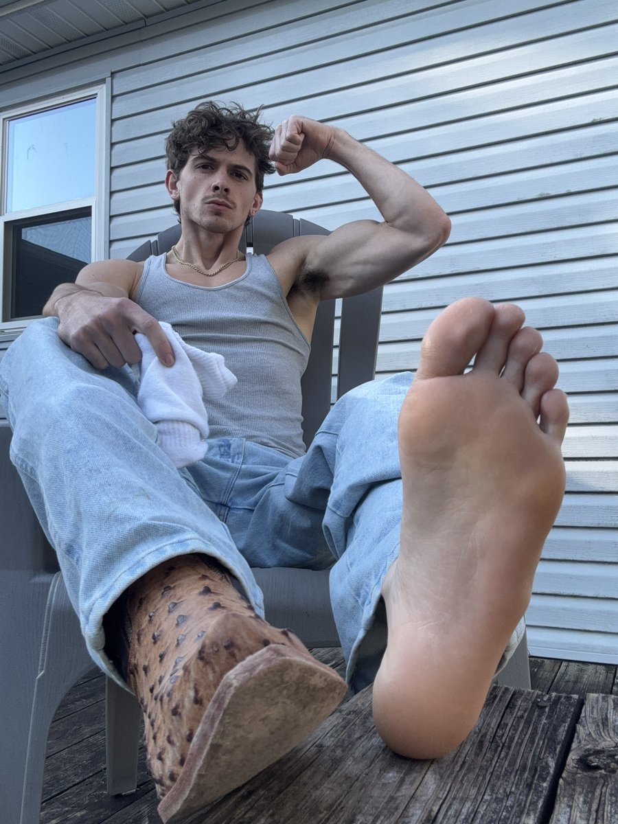 AlphaJT_'s tweet photo. Kiss my boots and lick my soles https://t.co/WsJ438sekM