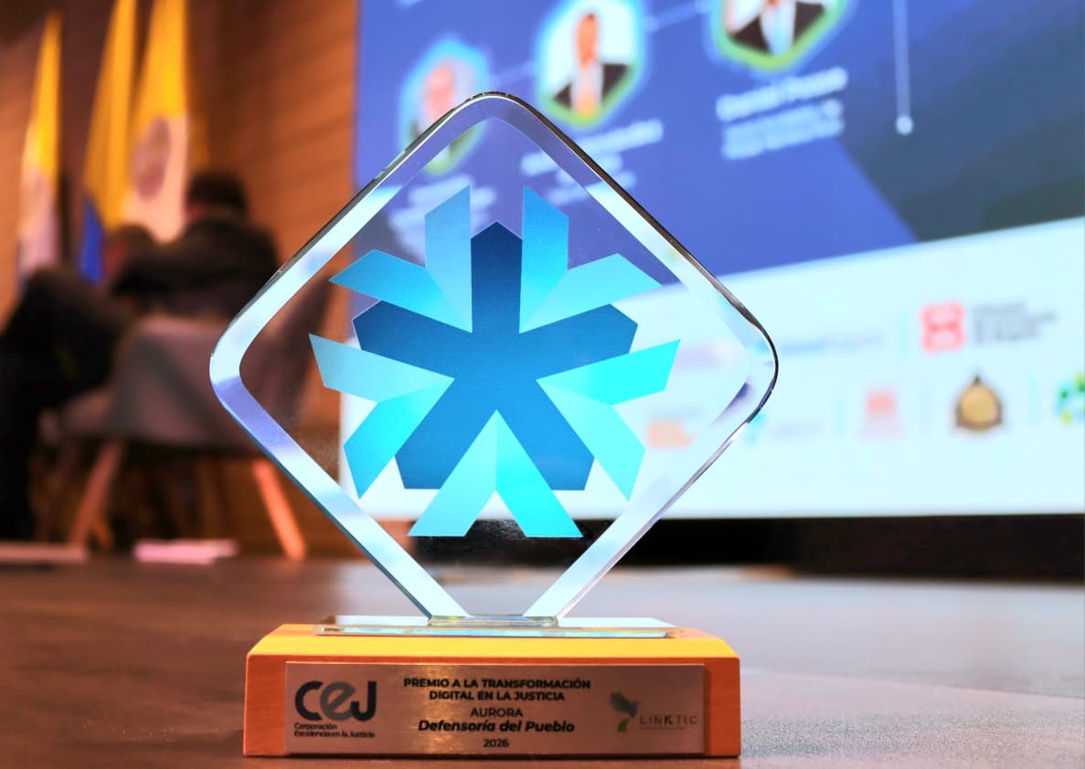 DefensoriaCol's tweet photo. Recibimos el Premio a la Transformación Digital en la Justicia 2026 por AURORA, nuestro proyecto reconocido por @CEJ_JUSTICIA en la XV edición de los Premios Excelencia. Este reconocimiento destaca una iniciativa que pone la tecnología al servicio del derecho a la defensa y del acceso a la justicia.

Su carácter innovador radica en integrar, en una sola herramienta, funcionalidades que antes operaban de manera independiente, para gestionar y hacer seguimiento a la atención jurídica de las personas privadas de la libertad. Esto permite identificar oportunidades de actuación, realizar trazabilidad de los casos y orientar la labor de los defensores públicos.

A la fecha, mediante AURORA hemos identificado 14.553 potenciales beneficiarios, analizado individualmente 5.344 casos en 49 establecimientos de reclusión y registrado 576 solicitudes radicadas ante autoridades judiciales, de las cuales 256 han resultado favorables.

Este trabajo permite identificar oportunidades jurídicas para personas cuyas circunstancias pueden dar lugar a beneficios contemplados en la ley. Así, la transformación digital se convierte en una herramienta al servicio de las personas y de la garantía de sus derechos.