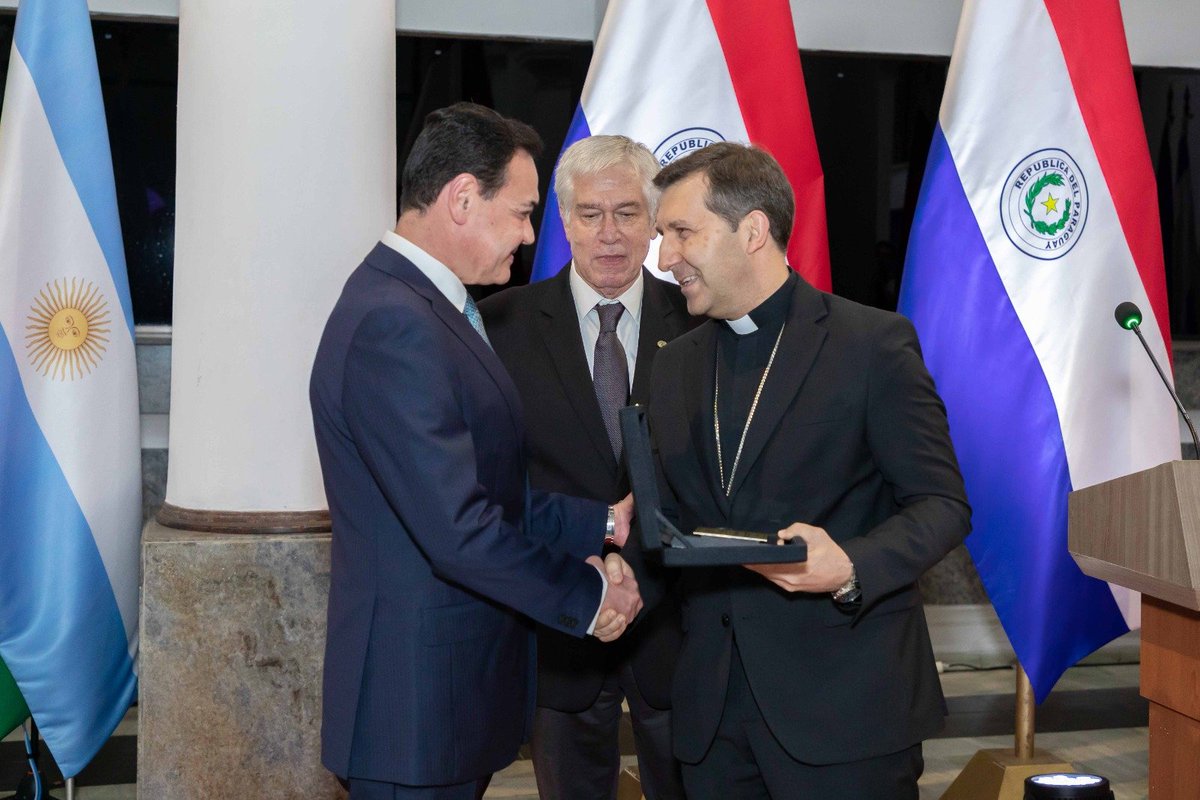 mreparaguay's tweet photo. Canciller recibió reconocimiento de la Asociación del Cuerpo Consular del Paraguay 

➡️ https://t.co/yrzIwDFoKI https://t.co/9FzfIxMLwI