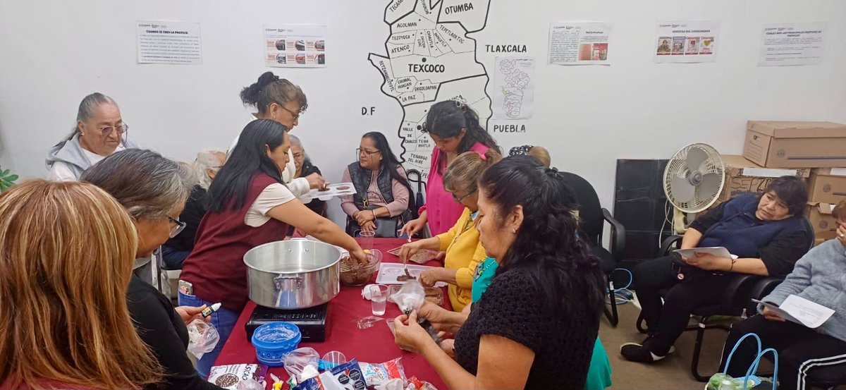Profeco's tweet photo. En Nezahualcóyotl, nuestra ODECO continúa acercando herramientas para fomentar un consumo informado y responsable.

En esta ocasión, compartimos actividades de Tecnología Doméstica y la elaboración de las tradicionales calaveritas, como parte de las celebraciones del #DíaDeMuertos. 💀

#Profeco #ConsumoInformado