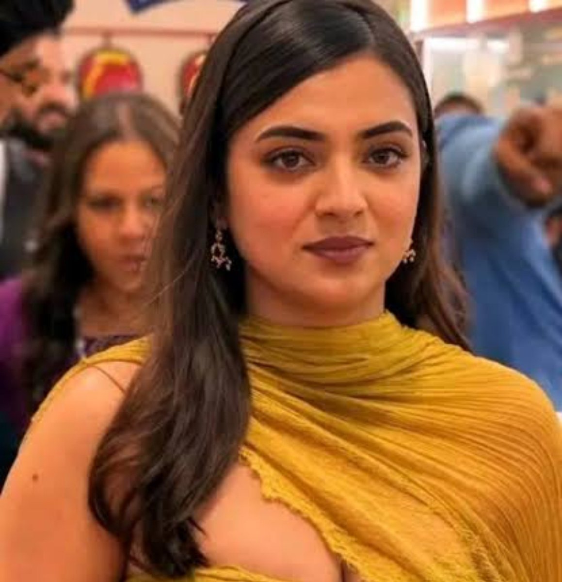 moinpattni's tweet photo. Now tell me with utmost honesty... who's actually more beautiful??

Who's actual and who was actul National Crush 🥰 ?

#Nazriya is back in the game 🔥...

Whenever #Nazriya drops any pic #RashmikaMandanna looks medicore in front of her ....

#NazriyaFahadh #Rashmika #suriya https://t.co/uStIKtwx8t