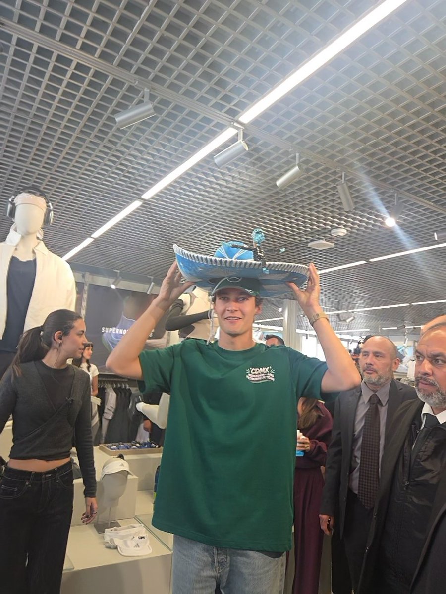zxikeu's tweet photo. and I present you: 

George and el sombrero 🩵 https://t.co/N0ZbSJRxOR