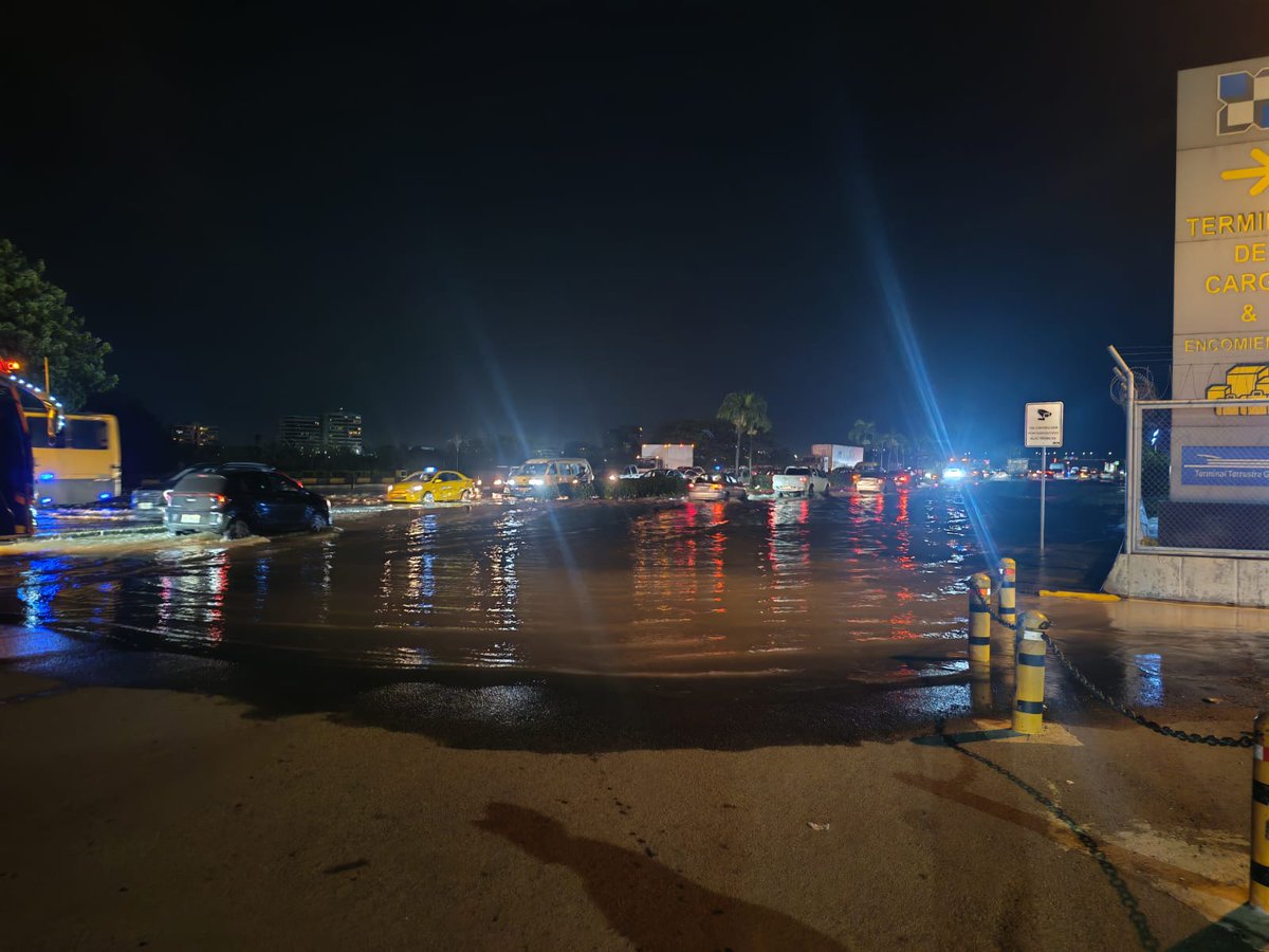 ATM_Transito's tweet photo. 🚨 Se registra acumulación de agua por marea alta en la Av. Benjamín Rosales. 

Nuestros agentes de tránsito se encuentran en el sector brindando asistencia y facilitando la circulación vehicular.

#CiudadDeTodos https://t.co/NOrYISBFt9