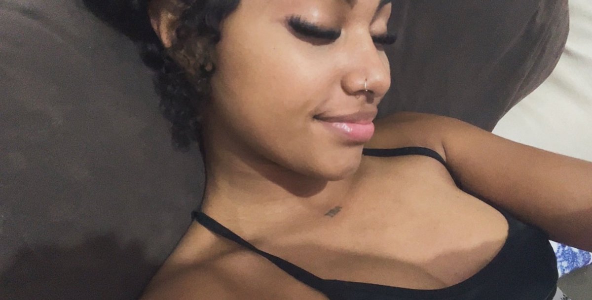 sasaly1506's tweet photo. sorrisinho tímido é meu charme; talvez https://t.co/x0NFYBDVBO