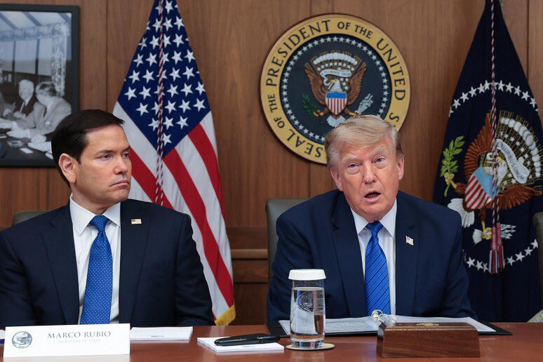 Gremistao1903's tweet photo. 🚨ATENÇÃO! 

Senhor Presidente @realDonaldTrump e Secretário @SecRubio, já sabemos que foram vocês que conduziram a retirada de Flávio Bolsonaro aqui do Brasil para os EUA. 

Agora vocês já podem concluir a missão! 

🫡🇧🇷🇺🇸 https://t.co/VCVIjvHZoB