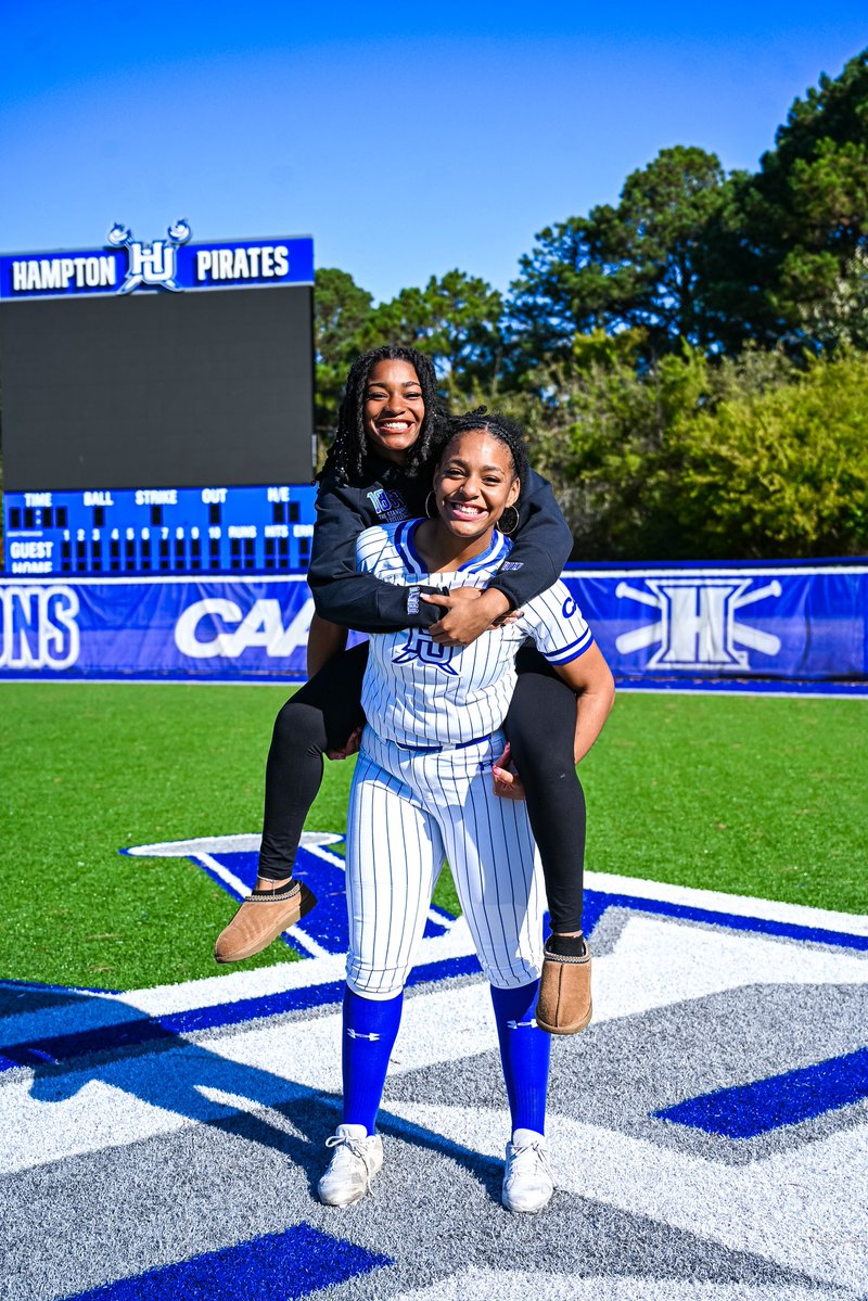 KamrinEvans_28's tweet photo. OFFICIAL VISIT! Had an amazing time at @hupirates_sb ! 💙⚓️ 

Thank you to Coach Tarvin, Coach Eubanks, Coach Lewis, & the entire softball team for a great weekend! 

Experiencing it with my big sister, @Sydney_Evans5 , who’s already a Hampton Pirate made this visit even more special! 🥎🏴‍☠️ I’m grateful for this journey! #uncommitted #agtg

@BulletsMayfield 
@ToddMayfield85 
@coach_ruechel 
@extrainningSB
@msptakeover
@toddmayfield
@TOP_D1Recruits
@gatorjack72 
@PrepSoftball 
@TopPreps
@SoftballRecruit
@SBRRetweets 
@CoastRecruits
@fastpitchwatch
@LegacyLegendsS1
@LineDsoftball 
@CoastRecruitsSB
@BallGirlSports 
@tagupSoftball
@SoftbalAmerica 
@IHartFastpitch 
@DiamondAddicts
@Get2CollegeAth
@TheWOWSB
@los_stuff