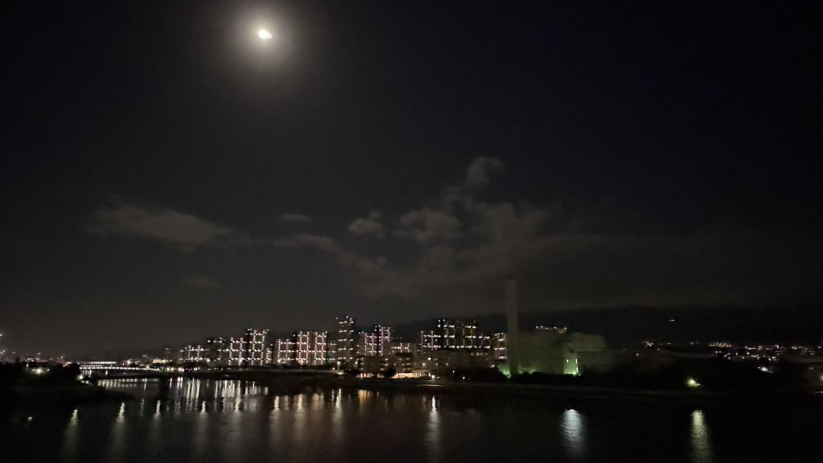 hiroC_Fun's tweet photo. 早朝🏃♂️➡️
今朝は、寒かった。
でも半袖で走れる位の気温。
西の空には月🌕が煌々と。
Run 11.11+3.33の14.41Km
Walk 0.22Km
#ランプラ
@Runontheplanets
#FmCoCoLo
#神戸マラソン2026
#宝塚ハーフ
#大阪ハーフマラソン2027
#大阪マラソン2027 https://t.co/FJZFiUF7xA