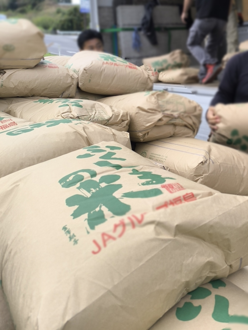 plat_fukushima's tweet photo. 西田町から精米工場へ出発～🥰
💪力合わせてトラックへ積み込みました💪💦
美味しいお米をお届けできるよう準備進めてます🙌
皆さまのお手元に届くまであと少し😆✨
いましばらくお待ちくださいませ♪

#プラットふくしま　#手越村のお米 https://t.co/JGUtJ85owW