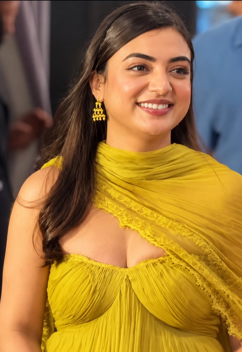 moinpattni's tweet photo. அப்போ ரஷ்மிகா தான் நேஷனல் க்ரஷ்-னு நினைச்சிட்டியா கண்ணா? நான் திரும்ப வந்துட்டேன்... நஸ்ரியா அவங்களோட கிளாமர் போட்டோஸை இறக்குனா, ரஷ்மிகா எல்லாம் சாதாரணமா போயிடுவாங்க."

#RashmikaMandannahot #Nazriyanazimhot 

#SceneLiveInDubai #suriya 
Nazriya rashmika. ..... again https://t.co/nhU0s5yD12