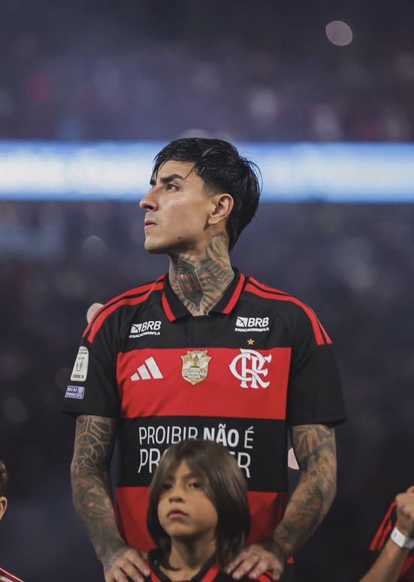 emickcrf's tweet photo. as mãos no ombro do santino, isso aqui é muito lindo obrigada erick por proporcionar isso para nós 😭 https://t.co/g01YoLmbgJ