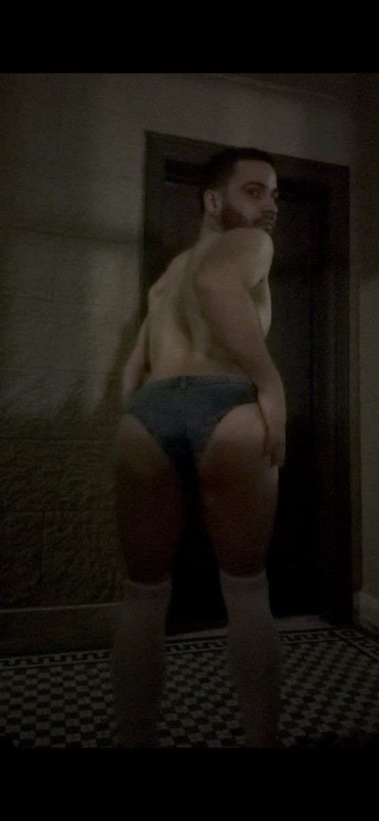 Creamzspearz's tweet photo. Late night in my building https://t.co/4WCpIJa6Ga