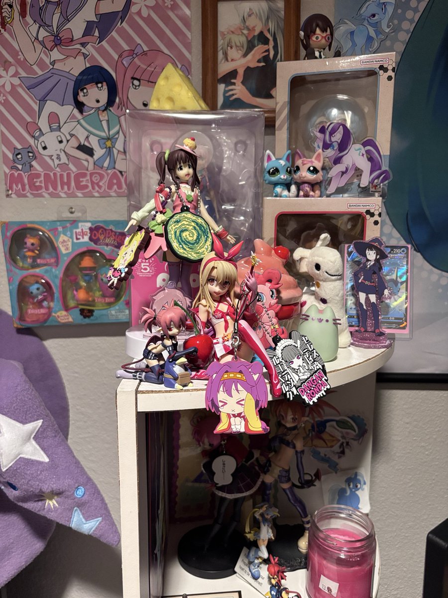 funnyfoid's tweet photo. i have so much to unpack T-T
so i decorated my shelf to keep myself sane:,33 https://t.co/Y0d2FlalUM