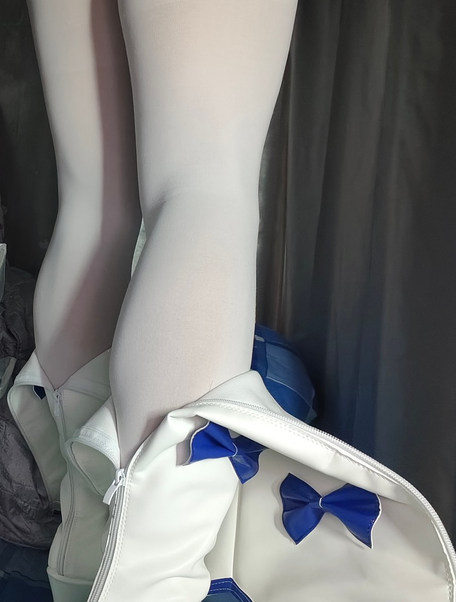 Kiroeyjk's tweet photo. 我不搞那些虚的，照片都是凹姿势凹出来的，所以废片比较多，最多把多余部分截掉，把比较乱的地方码一下。左边塔什干，右边东海帝皇。 #cosplay #白丝 #靴子 #靴控 #赛马娘 #东海帝皇 #碧蓝航线 #塔什干 #连体白丝 #雪糕 #白靴 #cos靴 #二次元 https://t.co/LzrqL7oTlM