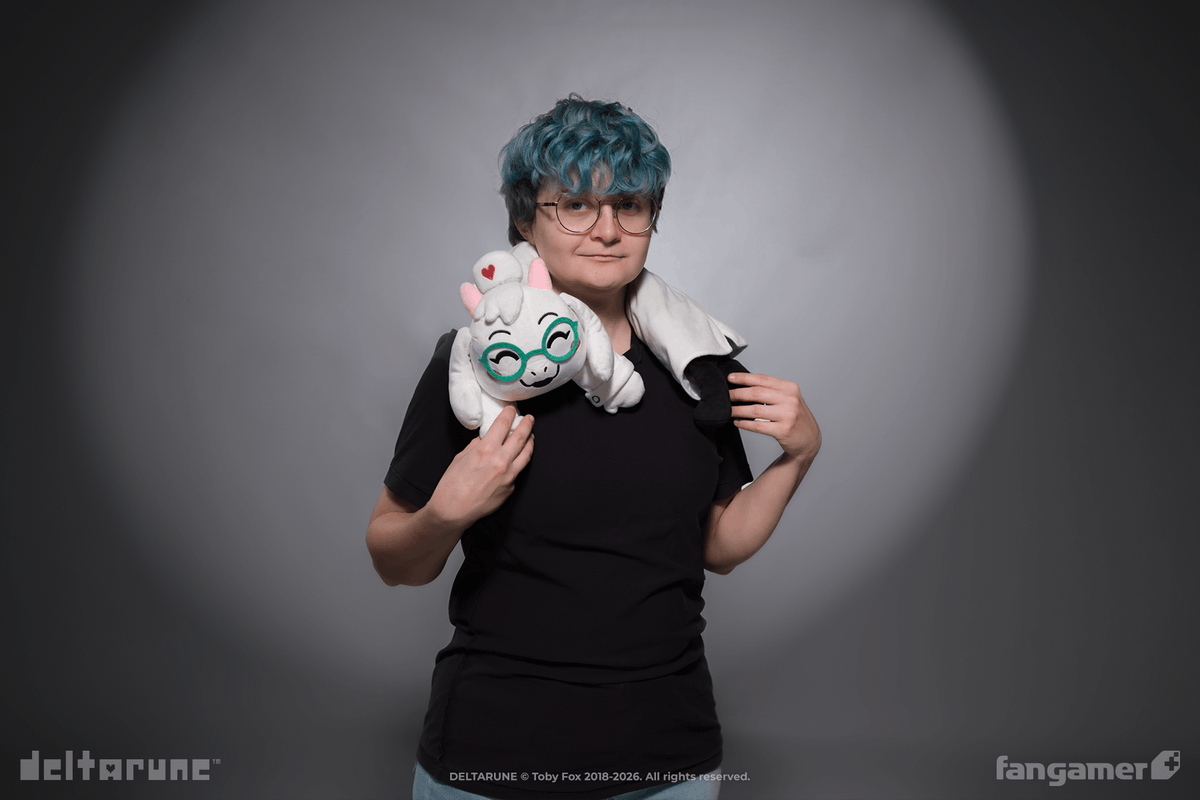 denfaminicogame's tweet photo. 『DELTARUNE』「ナースラルセイ」の温冷ネックピローがとっても可愛い。最新グッズがFangamer Japanで販売開始
https://t.co/h5YBsmT3T3

ナースキャップのハートや可愛らしい笑顔を再現。電子レンジで加熱・冷蔵庫で冷却できて、暑い日でも寒い日でもラルセイと一緒に過ごせる https://t.co/ufMEey7BPv